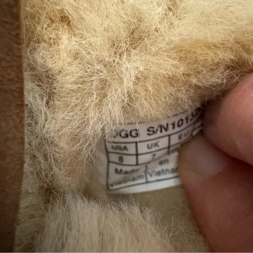 UGG Kid’s Toggle Boots Booties Shearling Size 8